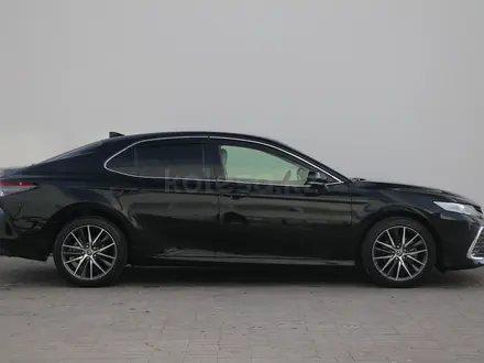 Toyota Camry Luxe 2023 года за 15 790 000 тг. в Астана – фото 6