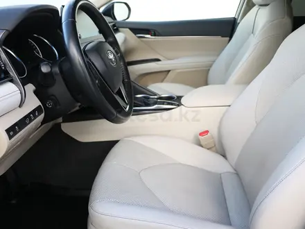 Toyota Camry Luxe 2023 года за 15 790 000 тг. в Астана – фото 12