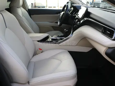 Toyota Camry Luxe 2023 года за 15 790 000 тг. в Астана – фото 10