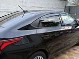 Hyundai Solaris 2019 года за 5 000 000 тг. в Атырау – фото 2