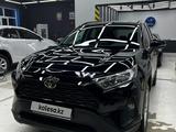 Toyota RAV4 2021 года за 16 200 000 тг. в Атырау