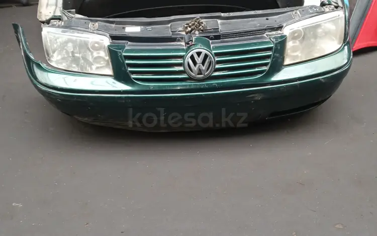 Передний бампер на Volkswagen Jetta 4 за 85 000 тг. в Алматы