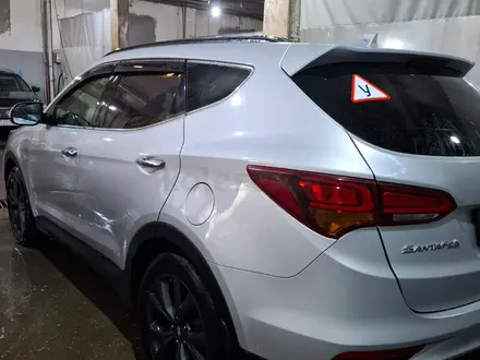 Hyundai Santa Fe 2017 годаүшін9 800 000 тг. в Астана – фото 2