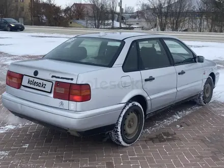 Volkswagen Passat 1996 года за 1 950 000 тг. в Уральск – фото 2