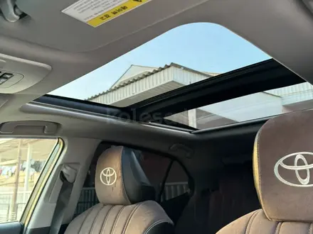 Toyota Camry 2019 года за 16 500 000 тг. в Жанаозен – фото 17