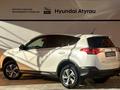 Toyota RAV4 2015 годаfor8 990 000 тг. в Атырау – фото 4