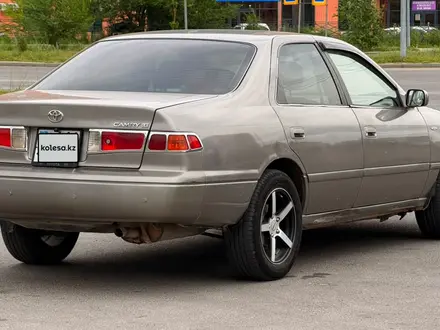Toyota Camry 2001 года за 3 300 000 тг. в Усть-Каменогорск – фото 2