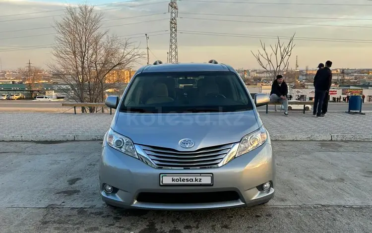 Toyota Sienna 2015 годаfor13 400 000 тг. в Актау