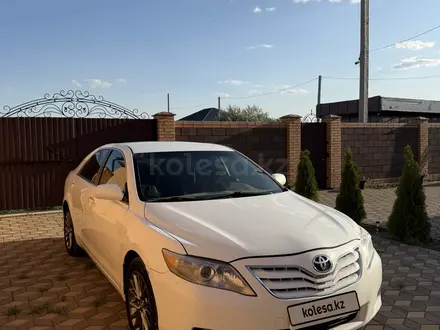 Toyota Camry 2011 года за 5 700 000 тг. в Актобе – фото 2