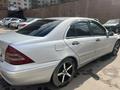 Mercedes-Benz C 200 2000 года за 2 700 000 тг. в Астана – фото 2