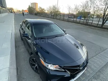 Toyota Camry 2018 года за 10 000 000 тг. в Атырау – фото 2