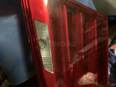 Задние фонари на крышку багажника (F10) есть дефекты за 20 000 тг. в Алматы – фото 2