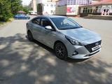 Hyundai Accent 2022 года за 7 250 000 тг. в Петропавловск – фото 2