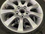 Диски r16 оригинал тайота, лексус ES камри 40-45 с зимними шинами обмен ест за 170 000 тг. в Шымкент – фото 3