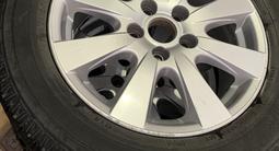 Диски r16 оригинал тайота, лексус ES камри 40-45 с зимними шинами обмен ест за 170 000 тг. в Шымкент – фото 4