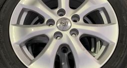 Диски r16 оригинал тайота, лексус ES камри 40-45 с зимними шинами обмен ест за 170 000 тг. в Шымкент – фото 2