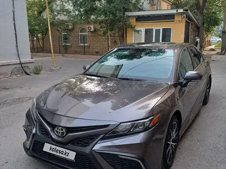 Toyota Camry 2022 года за 15 000 000 тг. в Атырау – фото 3