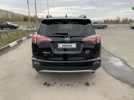 Toyota RAV4 2017 года за 8 999 999 тг. в Актобе – фото 6
