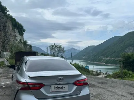 Toyota Camry 2019 года за 10 000 000 тг. в Актобе – фото 2