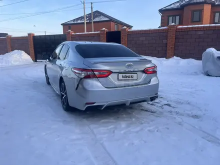 Toyota Camry 2019 года за 10 000 000 тг. в Актобе – фото 7