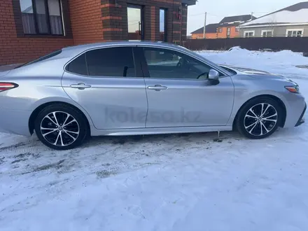 Toyota Camry 2019 года за 10 000 000 тг. в Актобе – фото 9