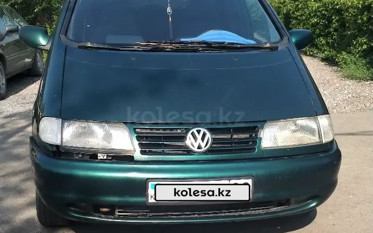 Volkswagen Sharan 1998 годаүшін2 100 000 тг. в Караганда