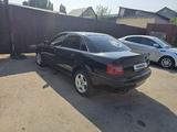 Audi A4 1999 года за 1 500 000 тг. в Алматы – фото 2