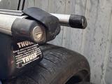 Две пары поперечин Thule и велобагажник Thule за 25 000 тг. в Алматы – фото 4