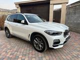 BMW X5 2020 года за 38 000 000 тг. в Алматы – фото 2