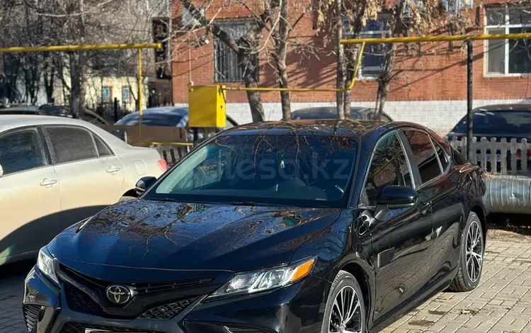 Toyota Camry 2018 годаfor8 700 000 тг. в Актобе