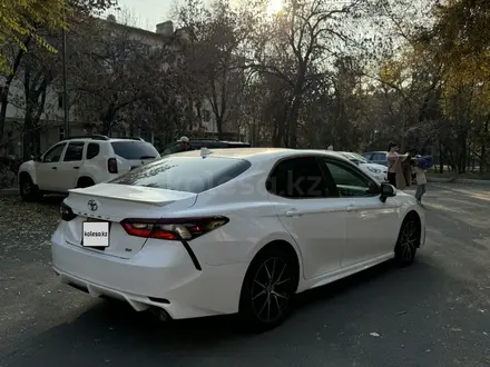 Toyota Camry 2021 года за 13 800 000 тг. в Алматы – фото 3