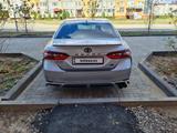 Toyota Camry 2021 года за 14 200 000 тг. в Актобе – фото 4