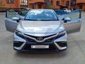 Toyota Camry 2021 года за 14 200 000 тг. в Актобе – фото 3