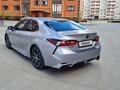 Toyota Camry 2021 года за 14 200 000 тг. в Актобе – фото 14