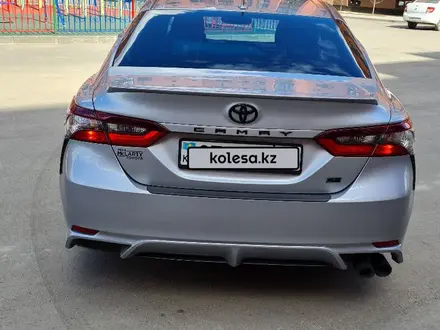 Toyota Camry 2021 года за 14 200 000 тг. в Актобе – фото 24