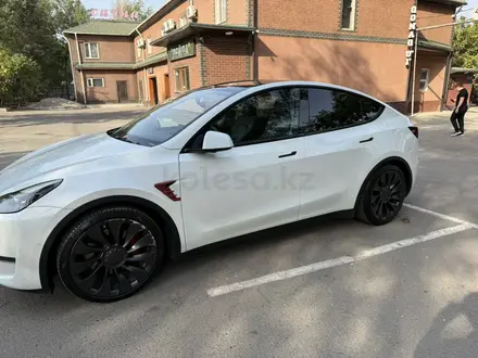 Tesla Model Y 2023 года за 16 490 000 тг. в Алматы – фото 4