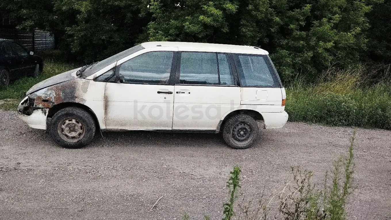 Nissan Prairie, 1992