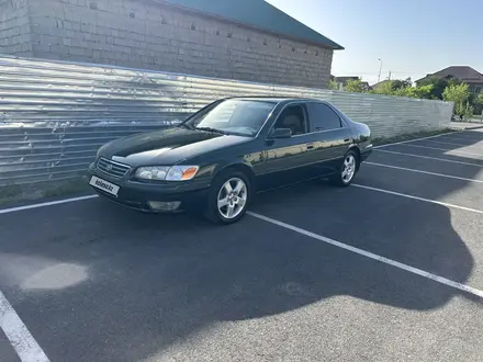 Toyota Camry 1999 года за 3 800 000 тг. в Шымкент – фото 2