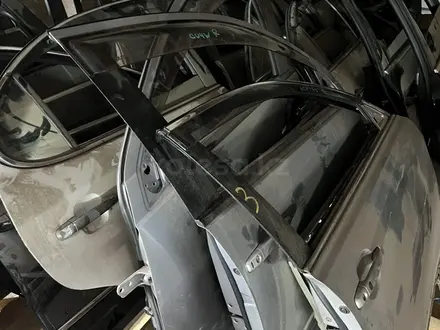 Двери передние задние левый правый NISSAN MITSUBISHI за 1 000 тг. в Астана