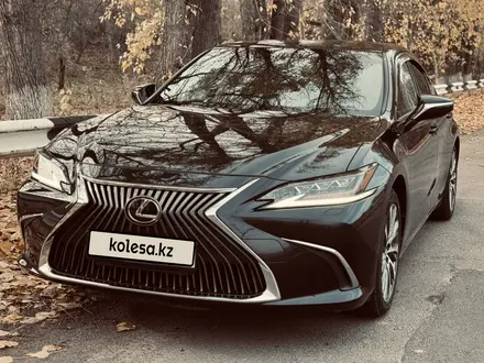 Lexus ES 250 2020 года за 20 000 000 тг. в Алматы