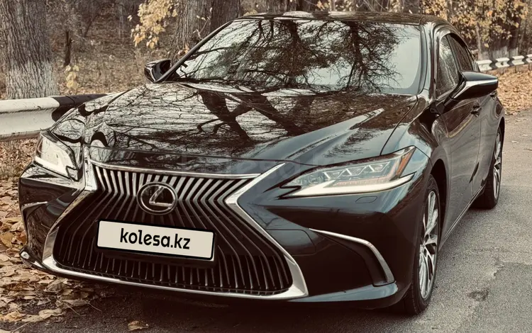Lexus ES 250 2020 года за 20 000 000 тг. в Алматы