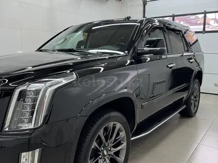 Cadillac Escalade 2019 года за 30 000 000 тг. в Астана