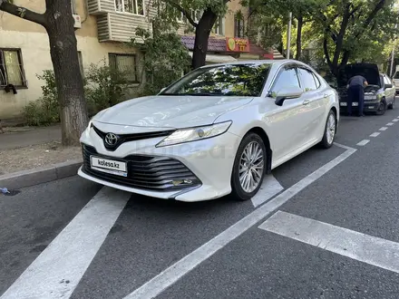 Toyota Camry 2018 года за 17 000 000 тг. в Алматы – фото 2