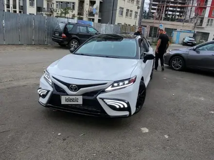 Toyota Camry 2021 года за 13 700 000 тг. в Актобе