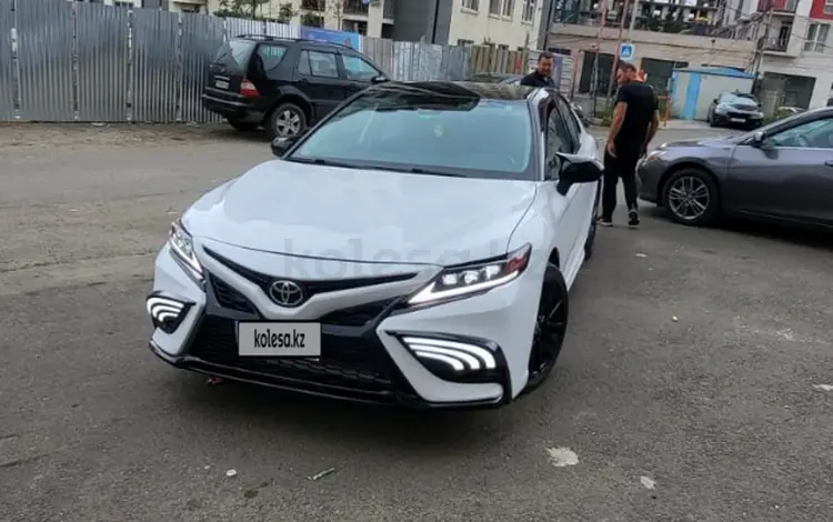 Toyota Camry 2021 годаfor13 700 000 тг. в Актобе