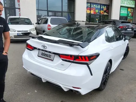 Toyota Camry 2021 года за 13 700 000 тг. в Актобе – фото 2