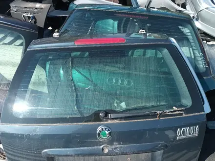 Крышка багажника шкода за 50 000 тг. в Усть-Каменогорск