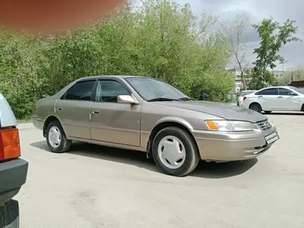 Toyota Camry 1998 года за 3 100 000 тг. в Семей – фото 2