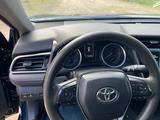 Toyota Camry 2020 года за 12 800 000 тг. в Актобе – фото 4