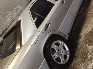 Mercedes-Benz E 230